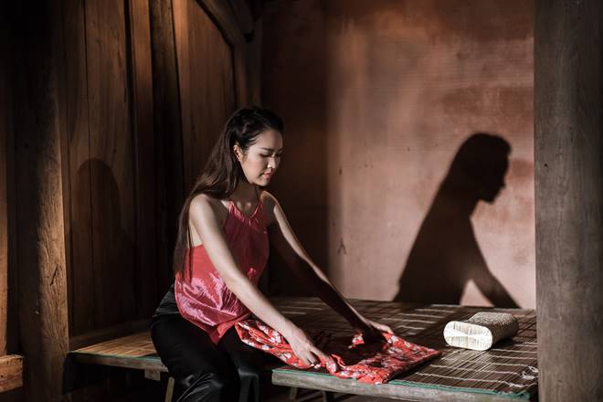 Á hậu Thụy Vân diện yếm đào mỏng manh - 1