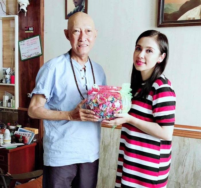 Được ủng hộ hàng trăm triệu, nghệ sỹ Lê Bình vẫn ăn uống đạm bạc khiến fan xót xa - 1