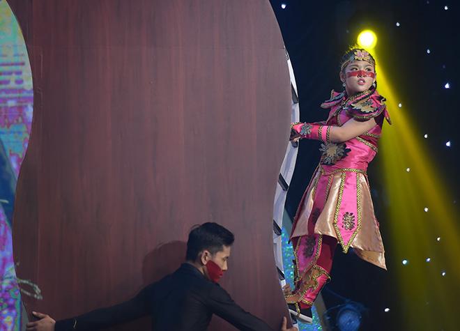 Cô bé 11 tuổi đăng quang “Tiếu lâm tứ trụ nhí”, nhận 150 triệu đồng - 2