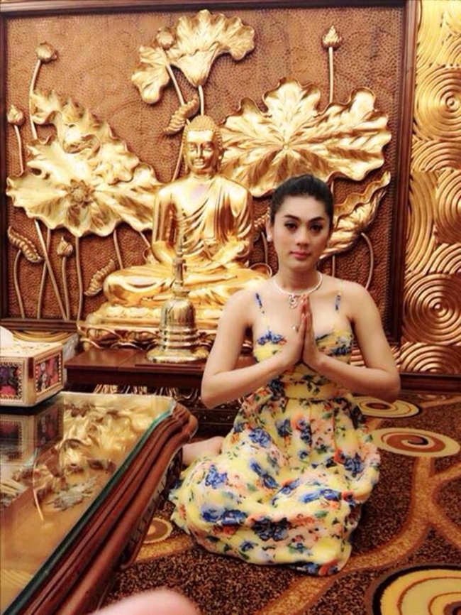 Lâm Khánh Chi từng bị người hâm mộ "ném gạch" khi diện váy hai dây, ngồi lễ Phật.