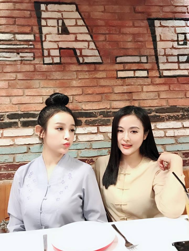 Nhan sắc vạn người mê của bà mẹ có gương mặt trẻ thơ đẹp nhất showbiz Việt.