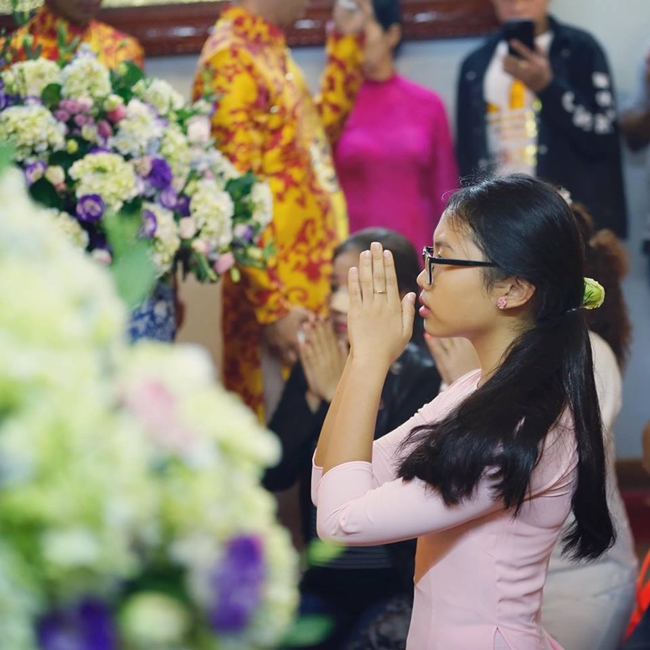 Trang phục quen thuộc của cô bé dân ca là áo dài khi đi hát cho các Phật tử.