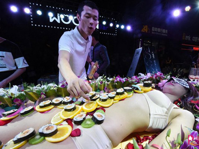 Thời trang - Biến tướng nghề mẫu bàn tiệc sushi