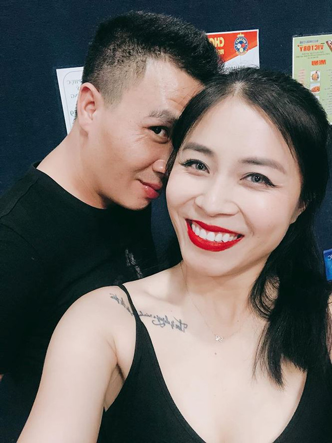 Tình tứ bên chồng trẻ nhưng MC Hoàng Linh lại gây tò mò với hình xăm ở vai - 3