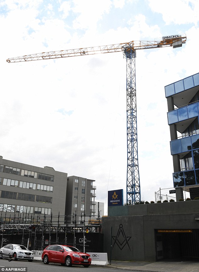 Tai nạn khủng khiếp: Cần cẩu làm rơi 1,5 tấn bê tông vào 3 công nhân Úc - 1