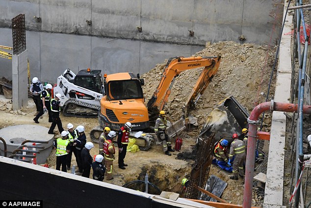 Tai nạn khủng khiếp: Cần cẩu làm rơi 1,5 tấn bê tông vào 3 công nhân Úc - 2