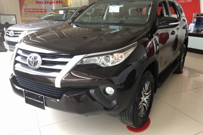 Giá xe Toyota Fortuner cập nhật tháng 9/2018: Fortuner máy dầu số tự động từ 1,094 tỷ đồng - 2