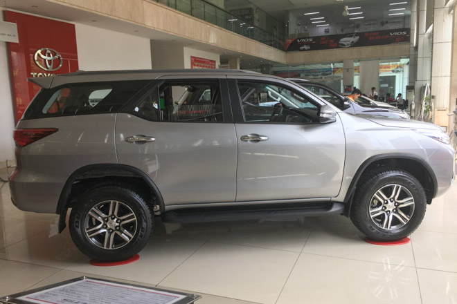 Giá xe Toyota Fortuner cập nhật tháng 9/2018: Fortuner máy dầu số tự động từ 1,094 tỷ đồng - 4