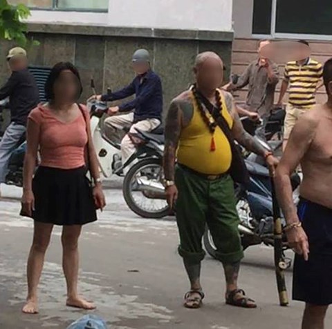 Chị gái kéo côn đồ đến dọa giết em trai, đánh mẹ già nhập viện - 1