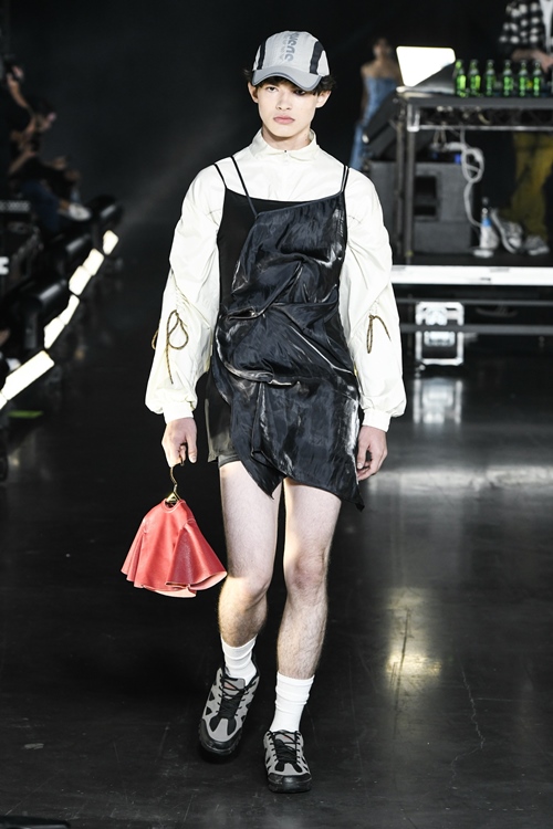 Thời trang quý ông mặc váy xếp tầng, cài nơ xanh đỏ - 8