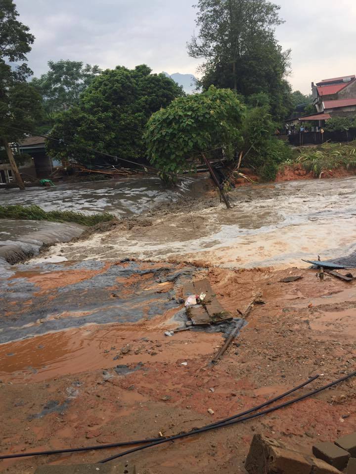 Vỡ bể chứa bãi thải nhà máy phân bón, nước thải tràn vào nhà dân - 2