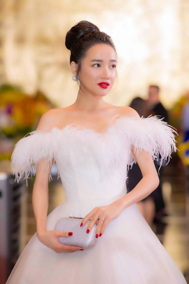 Nhã Phương khoe vai trần, sao &#34;Quỳnh búp bê&#34; úp mở vòng 1 nóng bỏng trên thảm đỏ VTV - 3