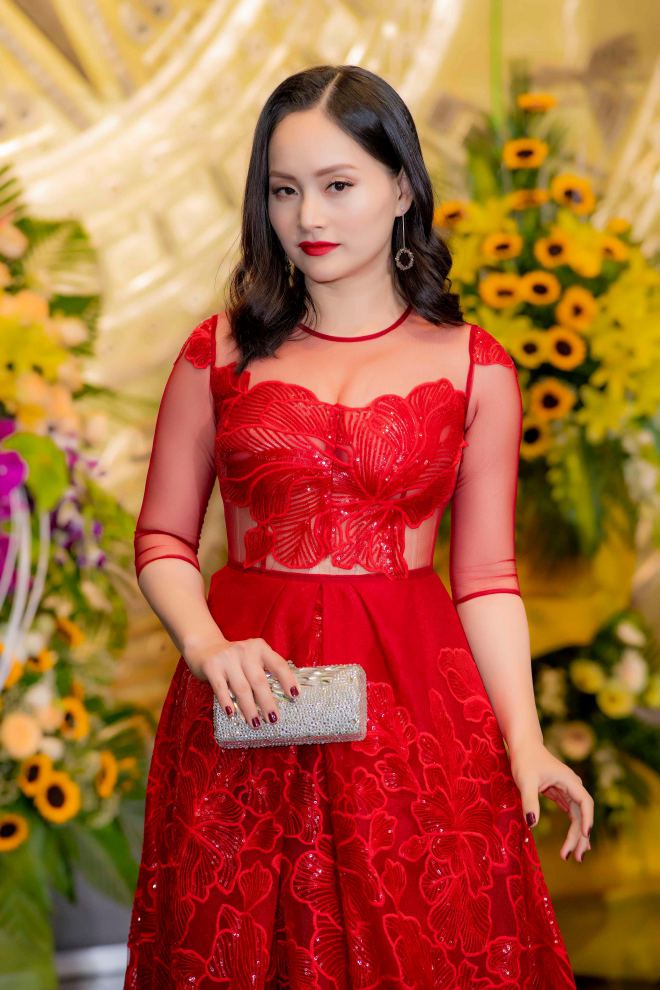 Nhã Phương khoe vai trần, sao &#34;Quỳnh búp bê&#34; úp mở vòng 1 nóng bỏng trên thảm đỏ VTV - 6