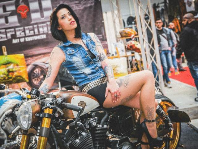 Thế giới xe - Đứng hình trước người đẹp xăm trổ bên xế độ hàng khủng