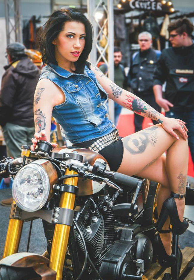 Người đẹp xăm trổ chế ngự trên chiếc Harley-Davidson độ hàng khủng.