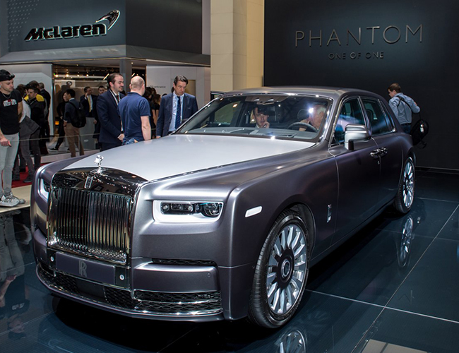 Trên hết, người mua sẽ nhận được hai chiếc Rolls-Royce Phantoms và một chiếc Lamborghini để thúc đẩy nhanh sự hoàn thiện thỏa thuận mua bán này
