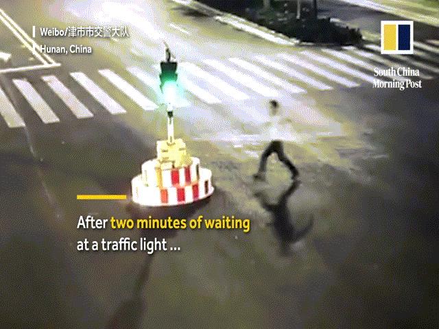 Phi thường - kỳ quặc - Đợi đèn đỏ quá lâu, thanh niên TQ nổi giận phá cột đèn