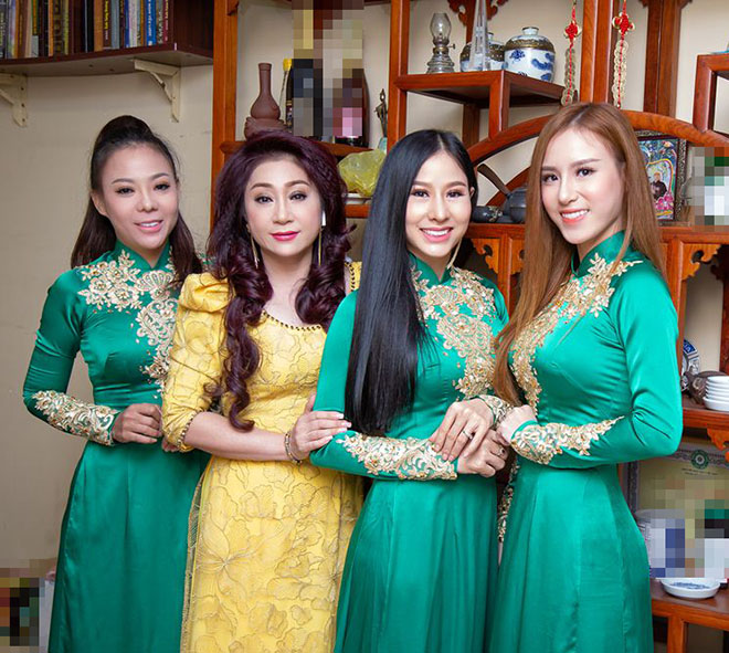 Nhóm nhạc đắt show nhất hội chợ miền Nam bất ngờ ngoan hiền - 3