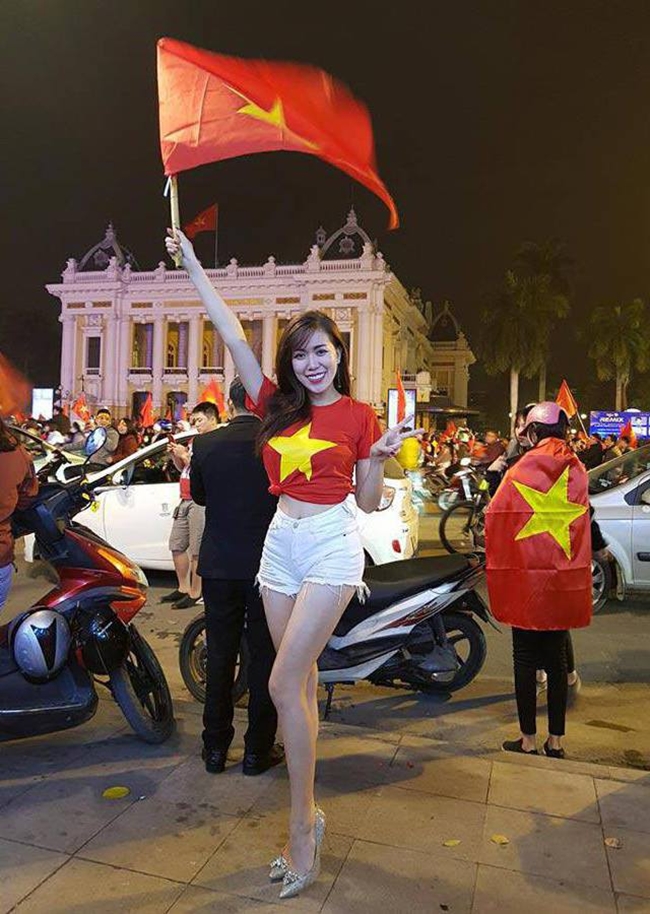 Bà mẹ một con là một fan của bóng đá Việt Nam. Cô từng gây chú ý khi diện trang phục gợi cảm, trẻ trung đi "bão" cùng các cổ động viên khác động viên tinh thần các cầu thủ sau mỗi trận đấu.