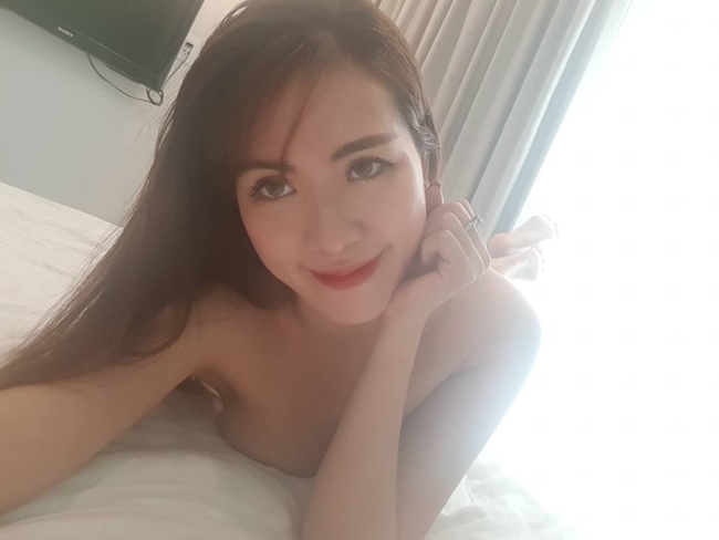 Vốn là hot girl đi theo phong cách sexy, Mai Thỏ không ngại đăng ảnh gợi cảm trong phòng ngủ trên trang cá nhân.