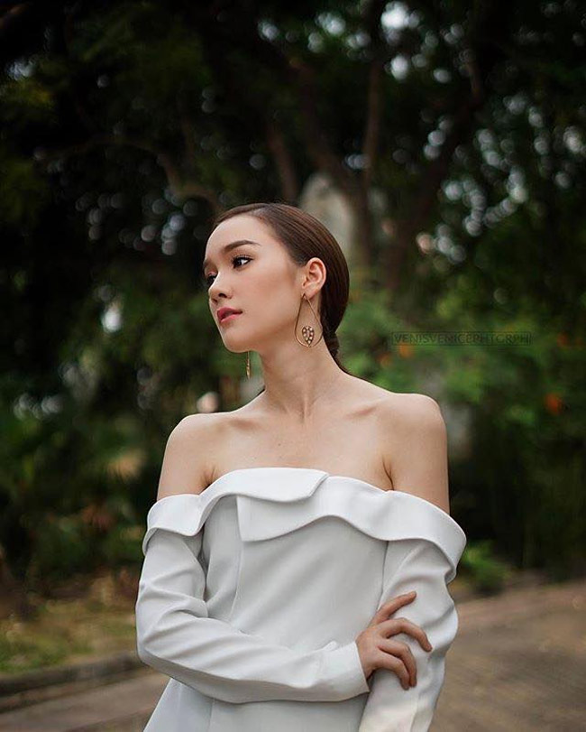 Dù với kiểu tóc hay lối trang điểm nào cô cũng thực sự xinh đẹp.