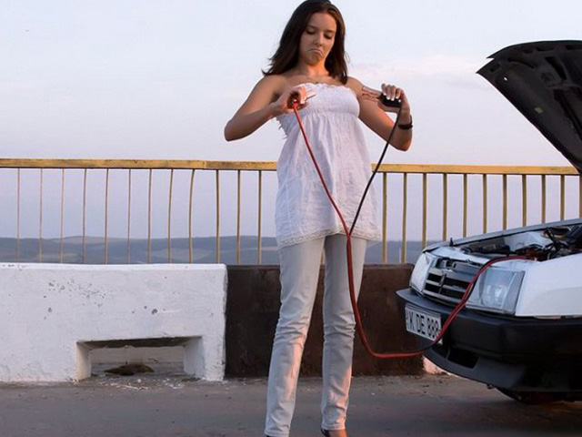 Tranh vui - Những hình ảnh khó tin của các "người đẹp và xe"