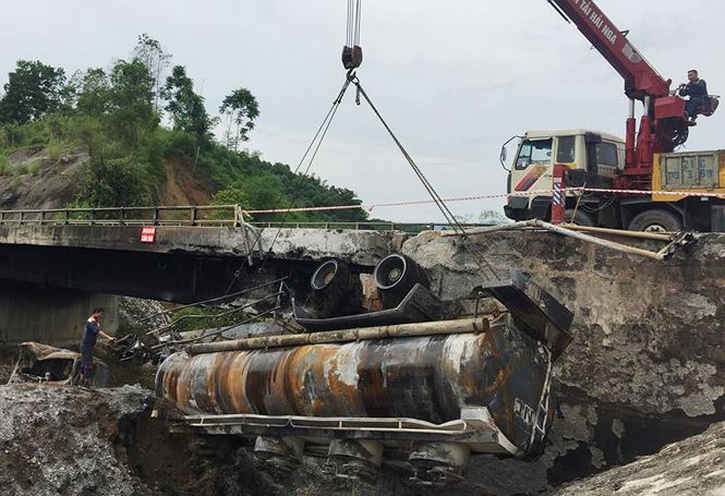 Cầu trơ lõi thép sau vụ cháy xe bồn trên cao tốc Nội Bài - Lào Cai - 1