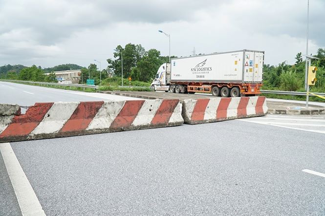 Cầu trơ lõi thép sau vụ cháy xe bồn trên cao tốc Nội Bài - Lào Cai - 12