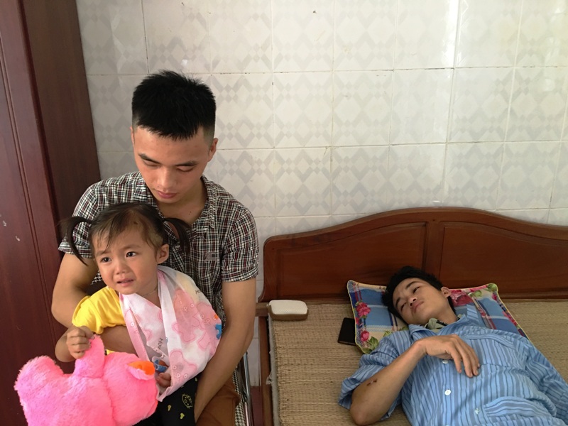 Ký ức kinh hoàng của người chồng mất vợ, bới bùn đất cứu con - 2