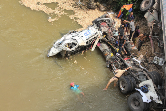 Xe đầu kéo tông gãy thành cầu lao xuống cầu, tài xế mắc kẹt trong cabin - 3