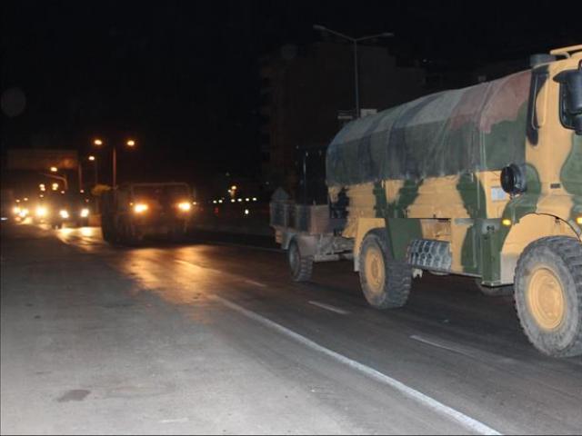 Thổ Nhĩ Kỳ đưa 300 xe tăng, vũ khí tiến vào Syria trong đêm