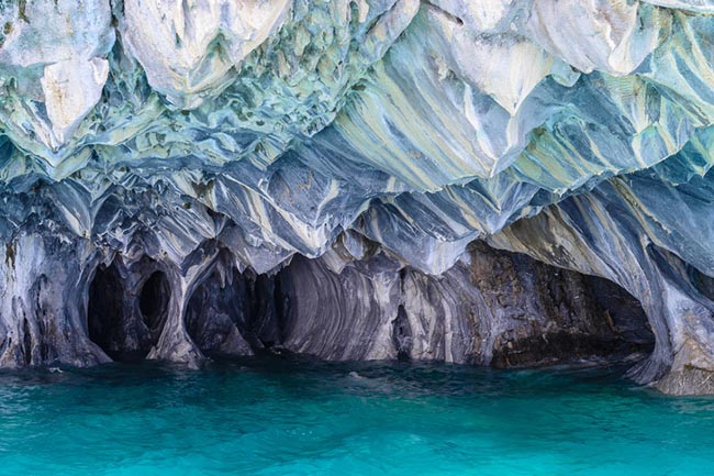 8. Hang động đá cẩm thạch của hồ General Carrera, Chile

Các hang động đá cẩm thạch của Chile nằm trong vùng Andal Patagonia, là một trong những kho báu tự nhiên và được tách biệt hoàn toàn. Màu ngọc bích và màu ngọc lam bên trong  được tạo ra khoảng 6.000 năm về trước.