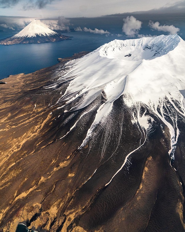 9. Quần đảo Aleutian - Alaska, Hoa Kỳ

Quần đảo Aleutian nằm ở phía tây nam của Alaska là một trong số hòn đảo đẹp nhất và nguy hiểm lịch sử. Có 57 ngọn núi lửa hoạt động trên các hòn đảo.