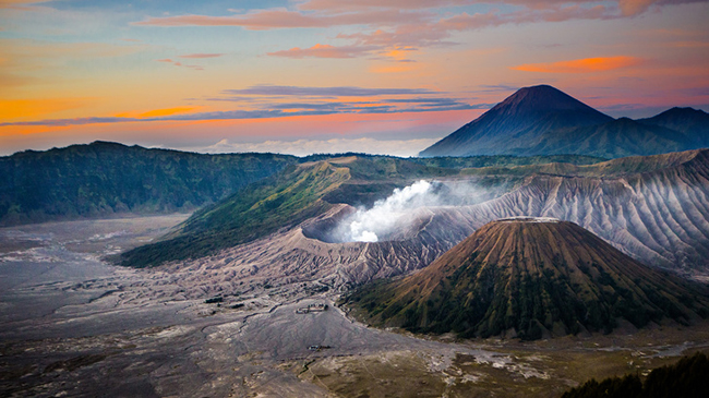 10. Núi lửa Bromo, Java, Indonesia

Thoạt nhìn, nơi này trông rất đẹp, nhưng trên thực tế nó có một ngọn núi lửa đang hoạt động bên trong. Núi Bromo nằm bên trong vườn quốc gia Bromo Tengger. Đây là ngọn núi lửa hoạt động duy nhất còn lại ở Indonesia, bây giờ nơi này trở thành điểm  du lịch rất nổi tiếng.