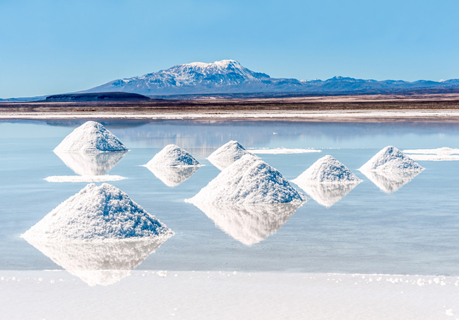 14. Salt Lake, Salar de Uyuni, Bolivia

Salar de Uyuni là một trong những nơi đáng chú ý nhất để ghé thăm ở Nam Mỹ. Những ruộng muối kéo dài đến tận chân trời, lớp nước biển mỏng biến nơi này thành một tấm gương phản chiếu khổng lồ.