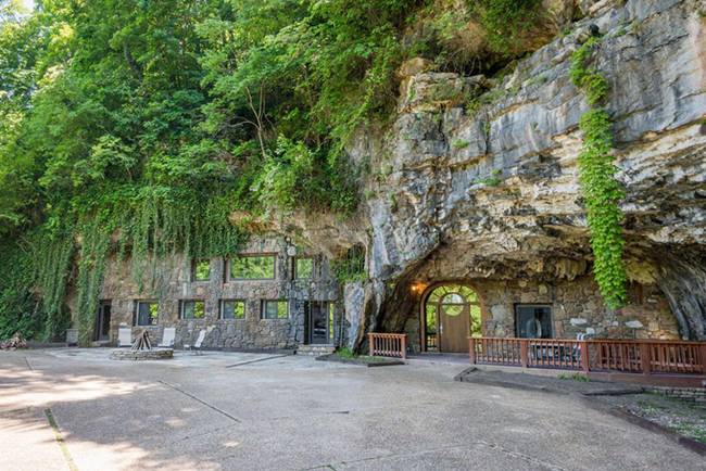 Beckham Creel Cave Lodge là một dinh thự nằm trong hang  ở Arkansas, Mỹ. Ban đầu được xây dựng với mục đích là nơi trú ẩn, sau đó được chuyển thành khách sạn. .