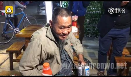 Sốc: Ăn xin không nhận tiền mặt, chỉ nhận chuyển khoản, quẹt thẻ - 2