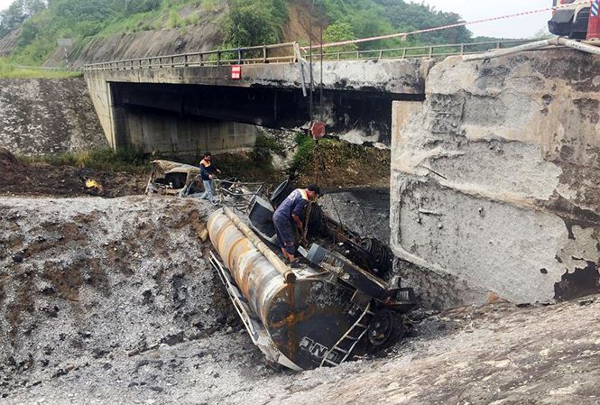 Gia cố cầu hư hỏng sau vụ cháy xe bồn trên cao tốc Nội Bài - Lào Cai - 1