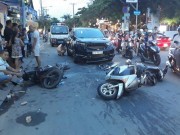 Tin tức trong ngày - Ô tô “đại náo” phố Sài Gòn, 3 người trọng thương