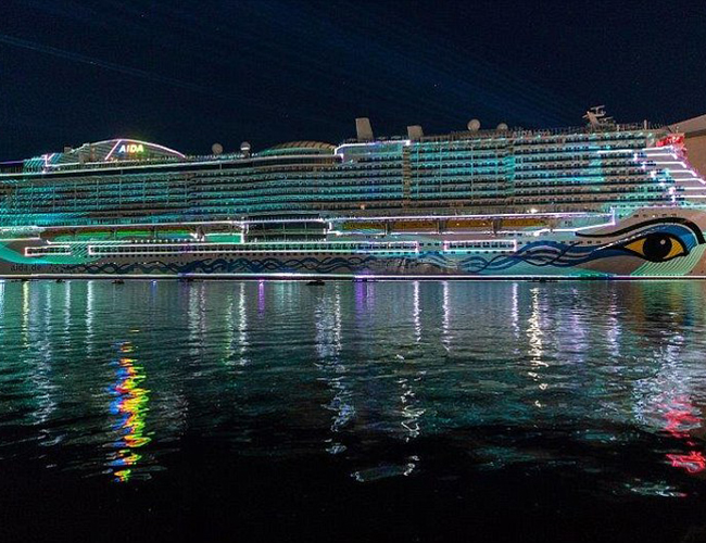 Công ty Carnival đã đặt tên cho con tàu lớn nhất của mình với sức chứa lên đến 6.600 hành khách là AIDAnova.  Đây là con tàu lớn thứ năm trên thế giới, dài gần 340 mét và có 20 khoang tàu, 17 nhà hàng, 23 quầy bar, sòng bạc và khu vực vui chơi đa dạng