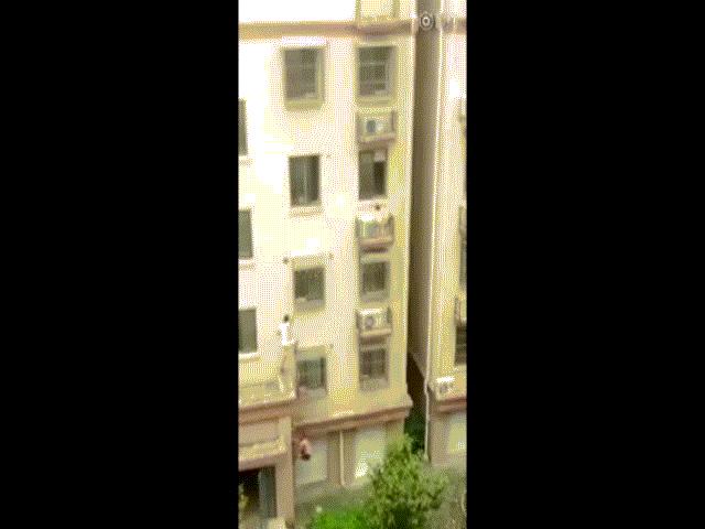 Thế giới - Trung Quốc: Tay không trèo 4 tầng cứu bé gái mắc kẹt