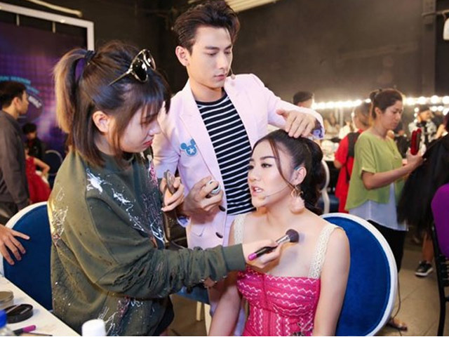 Người mẫu - Hoa hậu - Nghệ sĩ trang điểm tiết lộ: Nhiều sao Việt dát đầy hàng hiệu mà ngã giá từng đồng