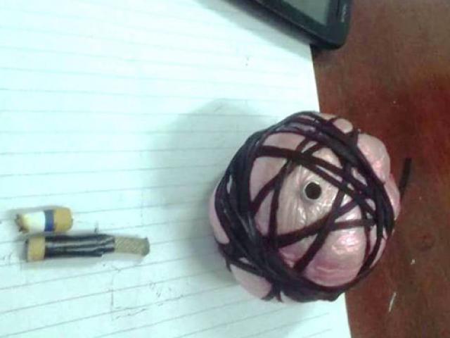 Tin tức trong ngày - Chủ xe hoảng hồn thấy quả mìn đang xì khói dưới gầm ô tô