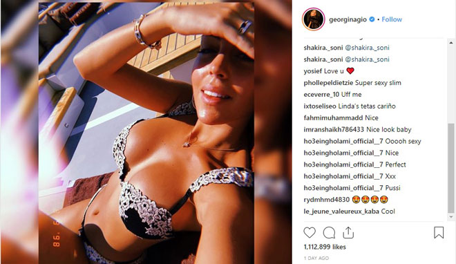 Ronaldo hững hờ &#34;tự sướng&#34; bỏ mặc bồ xinh khoe thân nóng bỏng - 2
