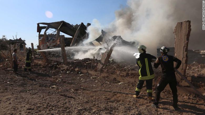 Khoảnh khắc bom rơi gần người ở thành trì cuối cùng của phiến quân Syria - 1