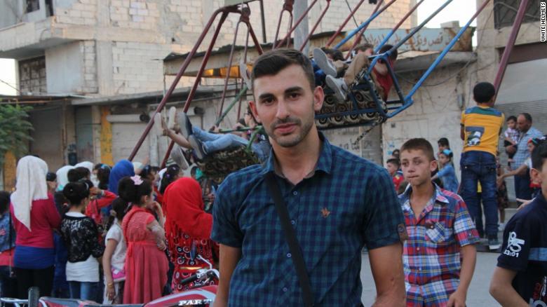 Khoảnh khắc bom rơi gần người ở thành trì cuối cùng của phiến quân Syria - 2