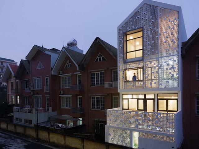 Tài chính - Bất động sản - "Sửng sốt" trước căn nhà ống nằm giữa "rừng" biệt thự bỏ hoang tại Hà Nội