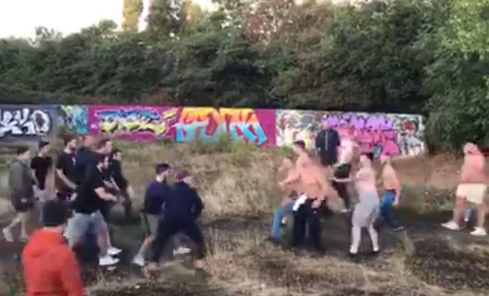 Video hooligan hỗn chiến đáng sợ ở Anh và kết thúc đầy ngạc nhiên - 1