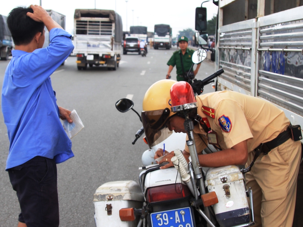 Ăn dĩa cơm trưa, nhiều tài xế tốn hơn 700 ngàn đồng - 3