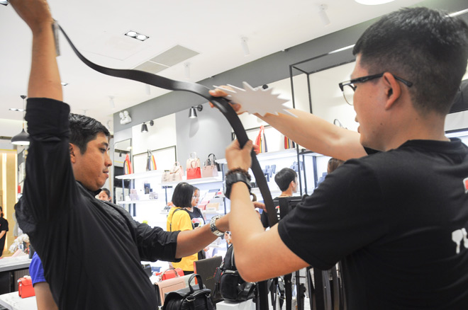 Dân Sài thành “chen chân” mua túi hiệu giá sốc - 4
